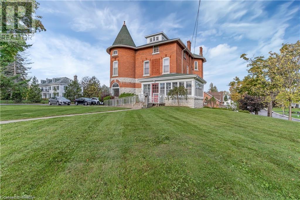 231 DUNDAS Street W