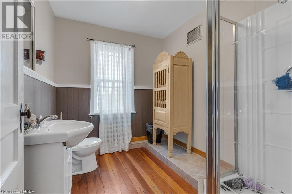 231 DUNDAS Street W