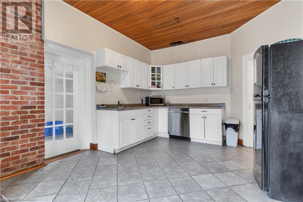 231 DUNDAS Street W