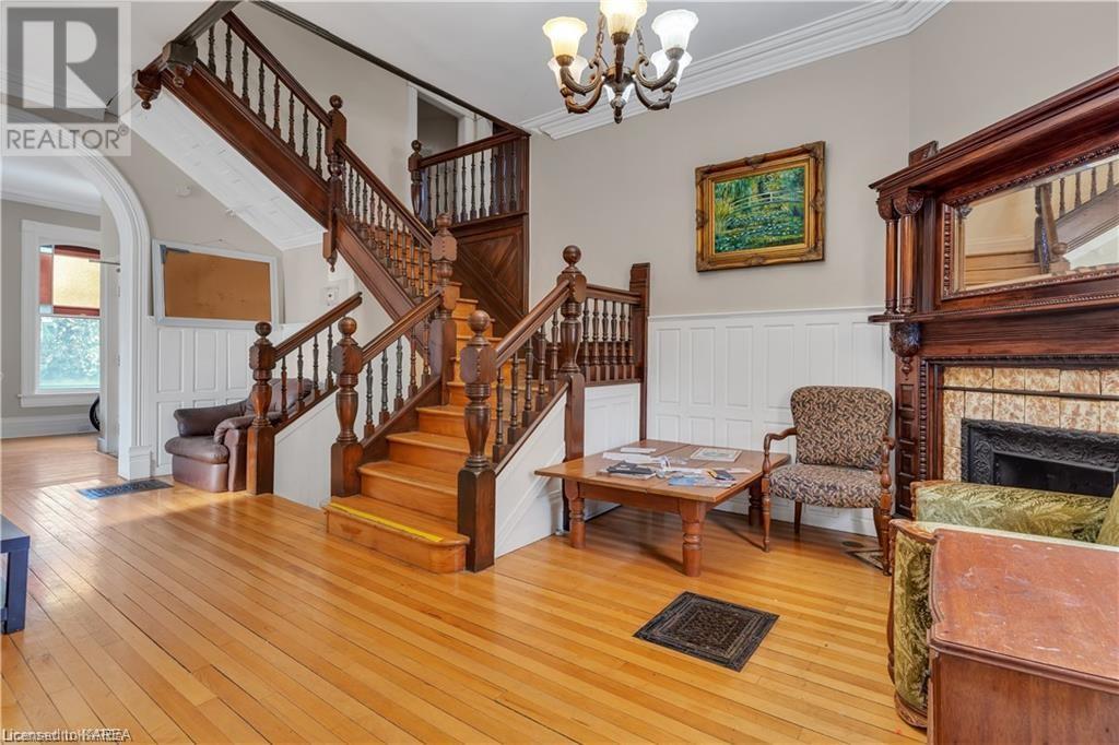 231 DUNDAS Street W