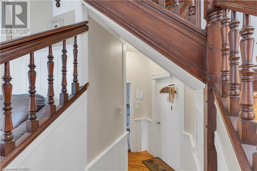 231 DUNDAS Street W