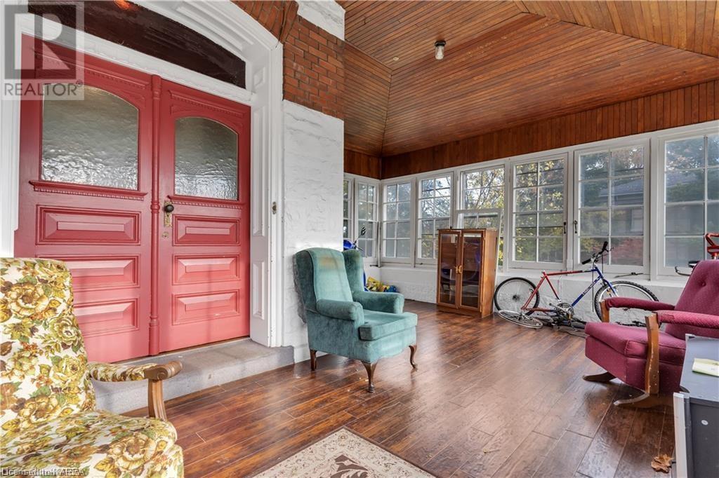 231 DUNDAS Street W