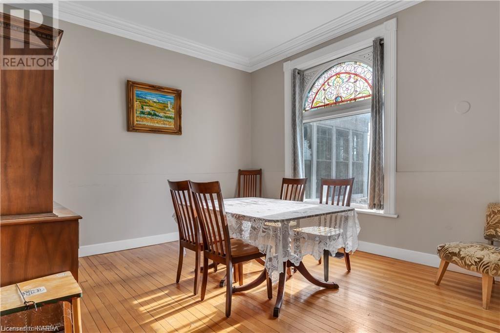 231 DUNDAS Street W