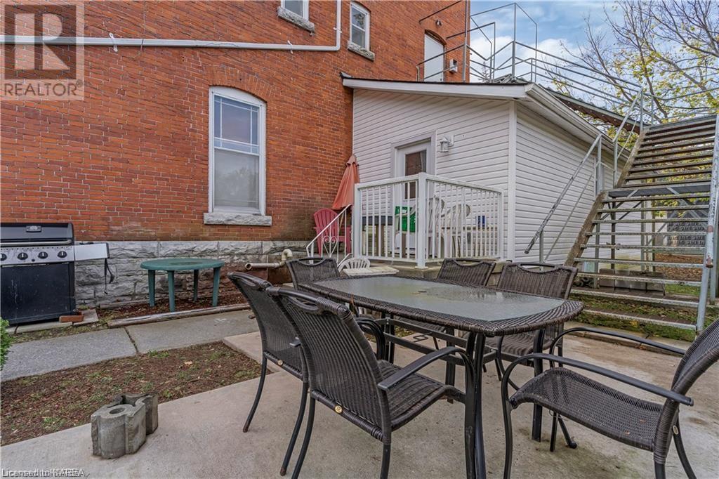 231 DUNDAS Street W