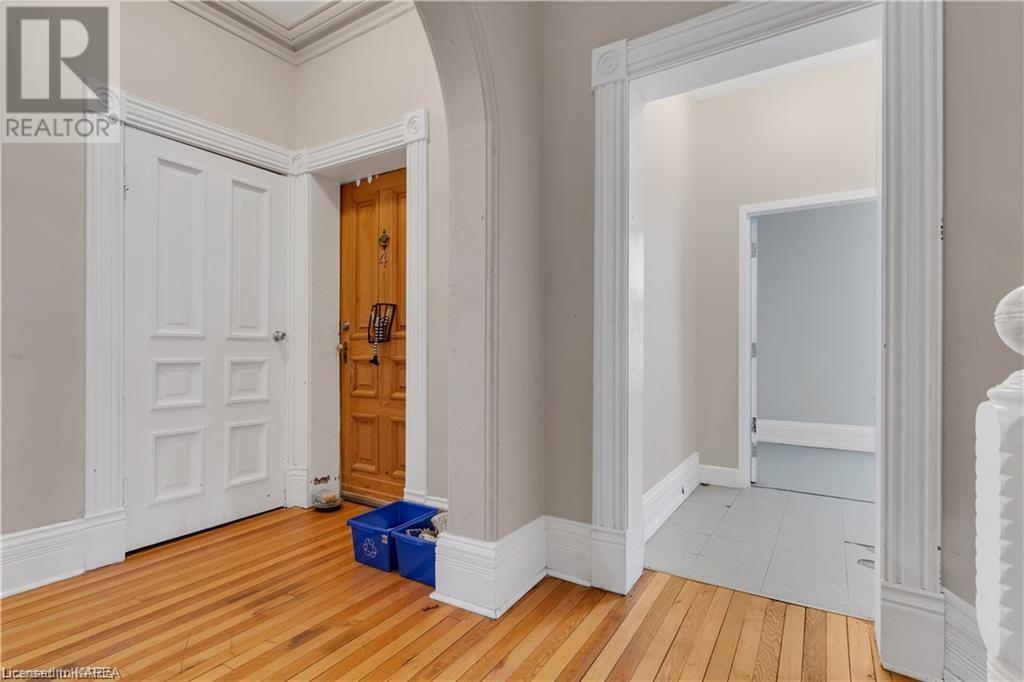 231 DUNDAS Street W