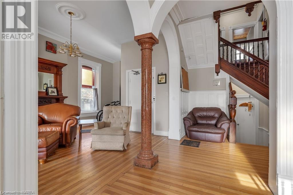 231 DUNDAS Street W