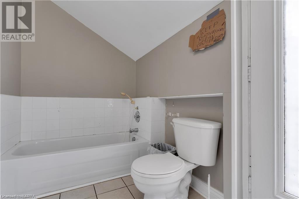 231 DUNDAS Street W