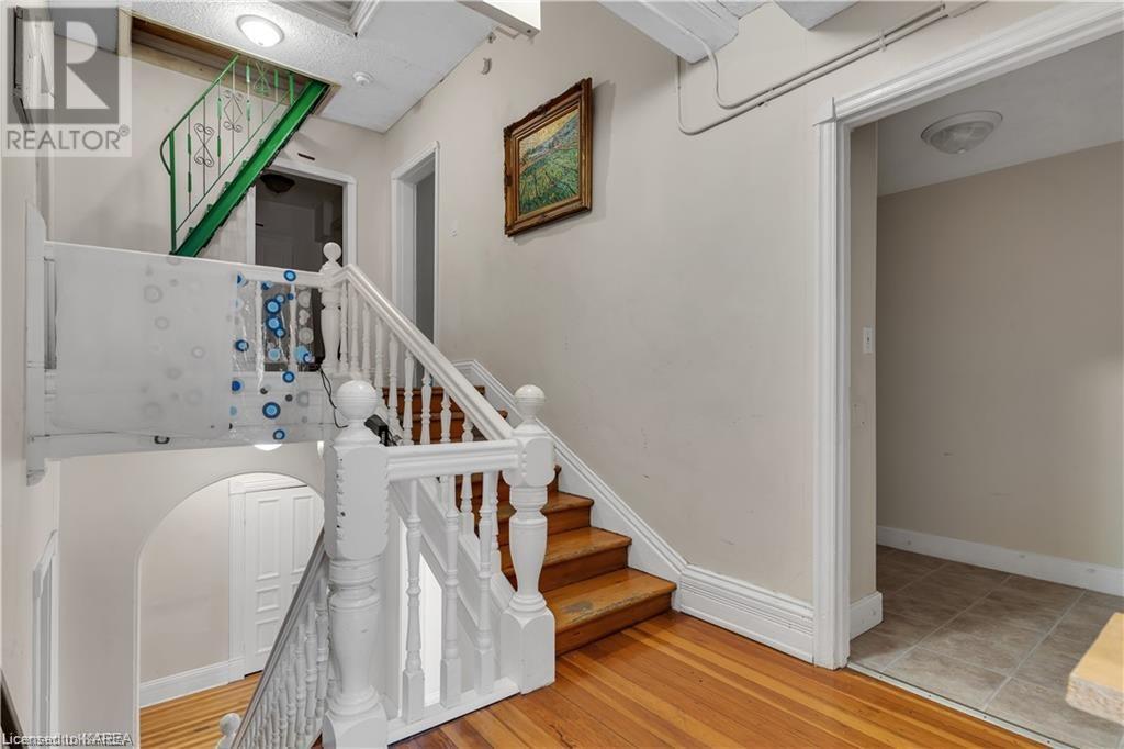 231 DUNDAS Street W