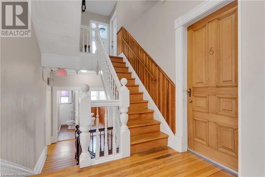 231 DUNDAS Street W