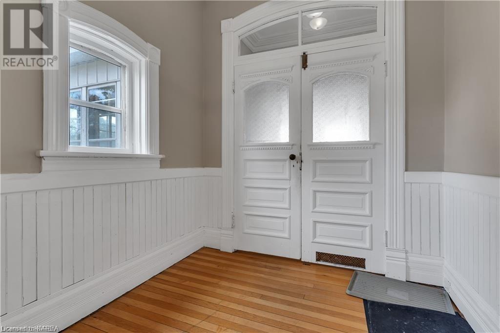 231 DUNDAS Street W