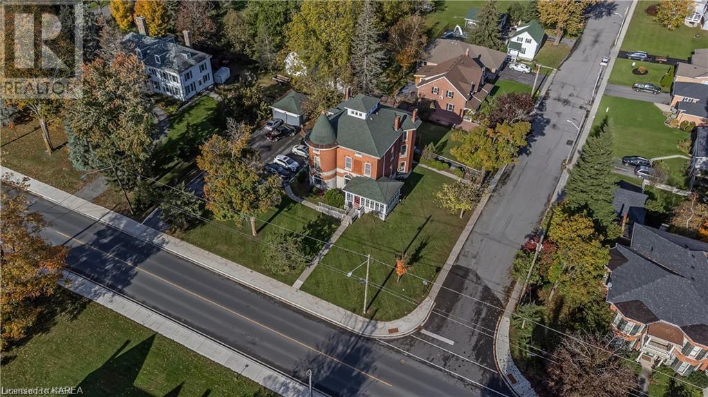 231 DUNDAS Street W