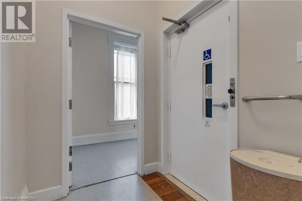 231 DUNDAS Street W