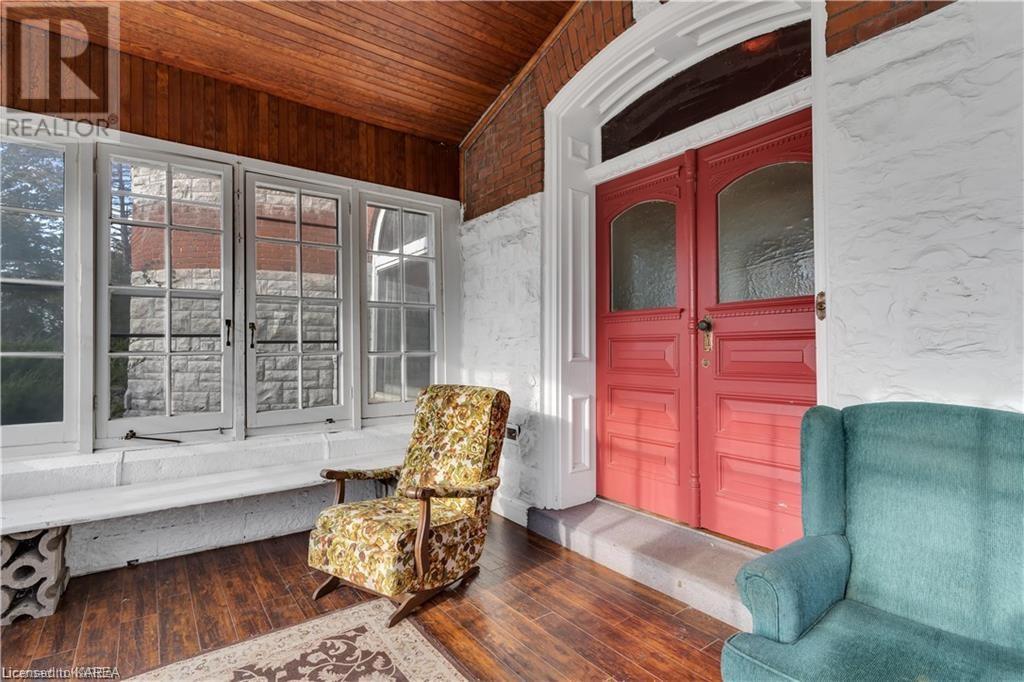 231 DUNDAS Street W