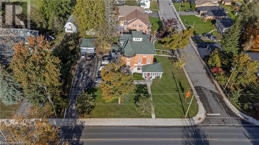 231 DUNDAS Street W