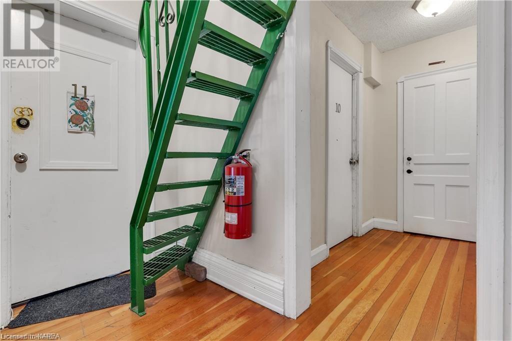 231 DUNDAS Street W