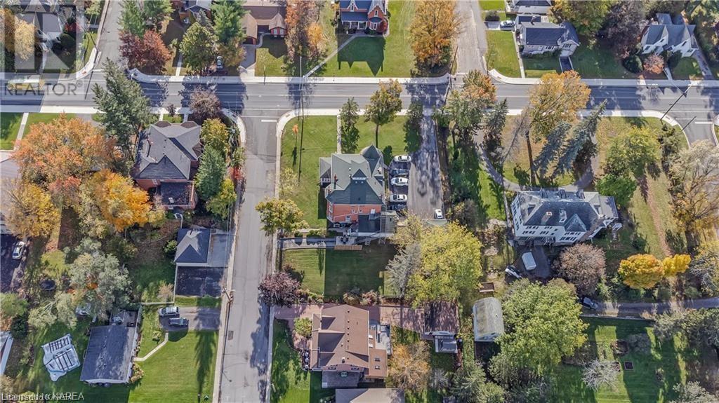 231 DUNDAS Street W