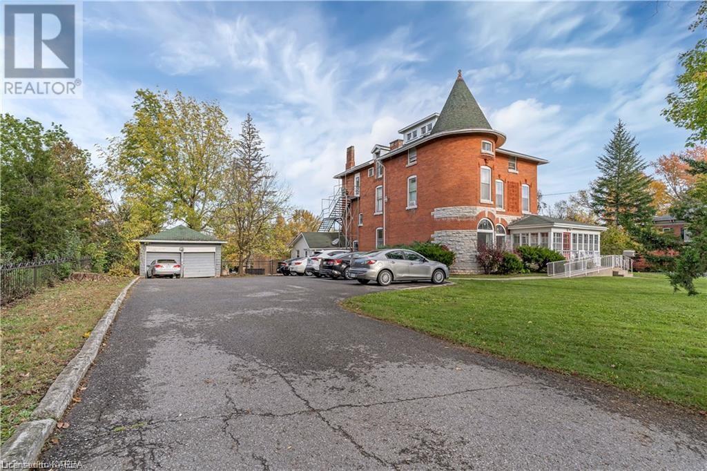 231 DUNDAS Street W
