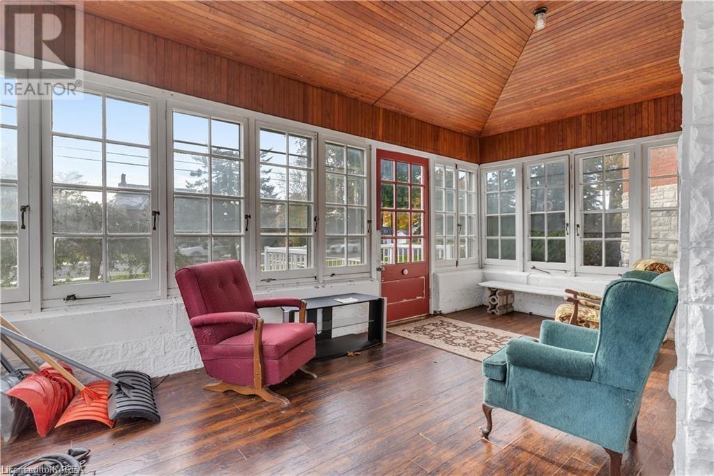 231 DUNDAS Street W