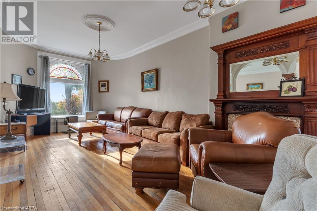 231 DUNDAS Street W