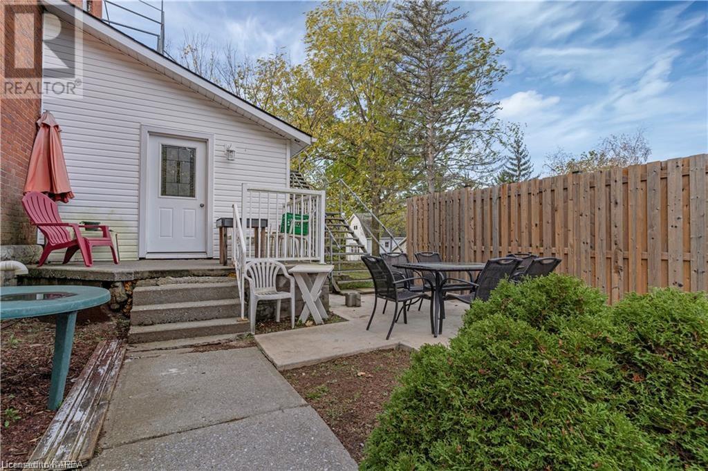 231 DUNDAS Street W