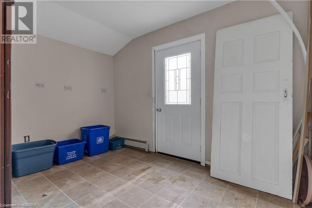 231 DUNDAS Street W