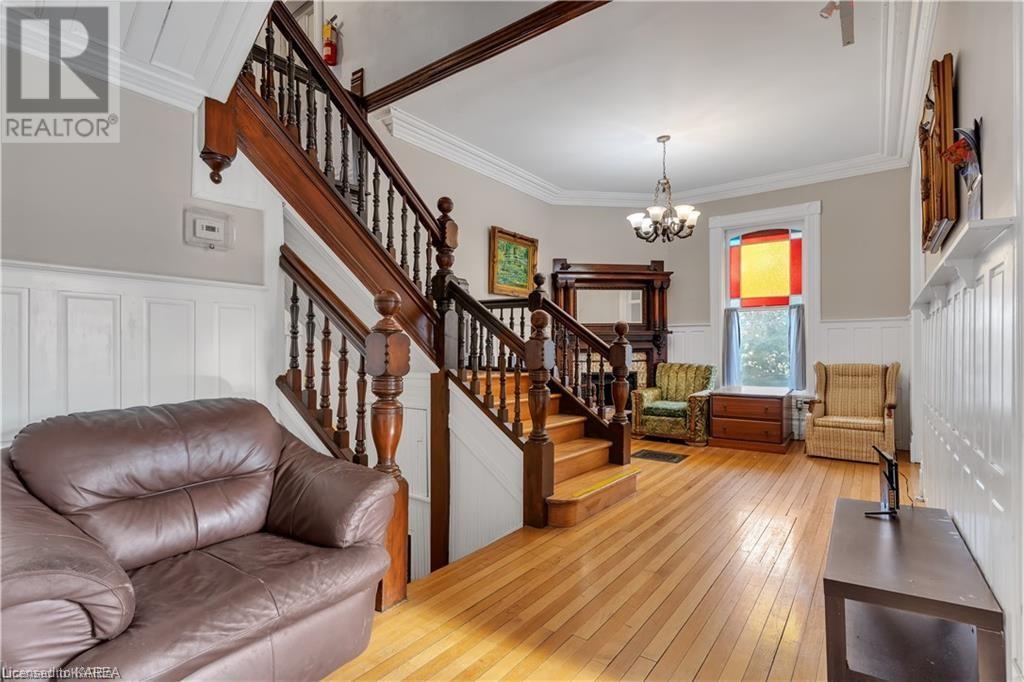 231 DUNDAS Street W
