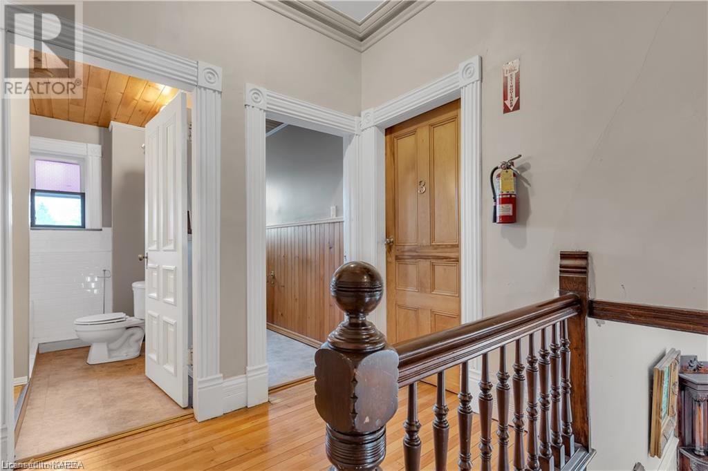 231 DUNDAS Street W