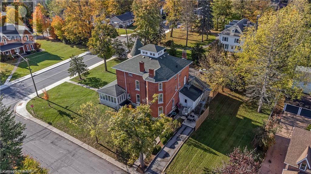 231 DUNDAS Street W