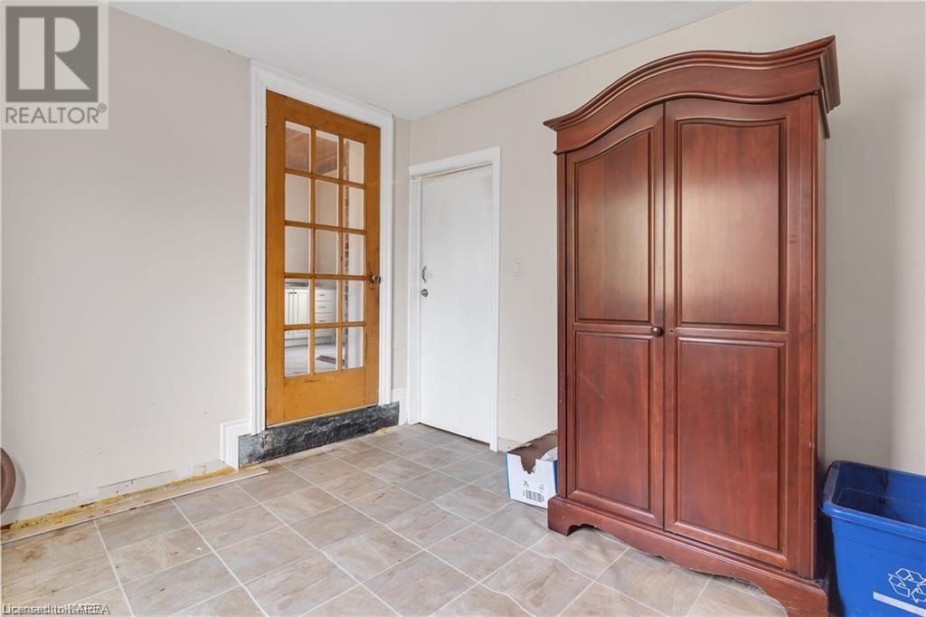 231 DUNDAS Street W