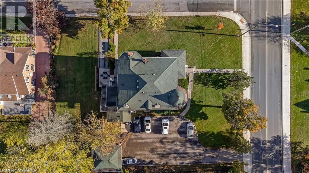 231 DUNDAS Street W