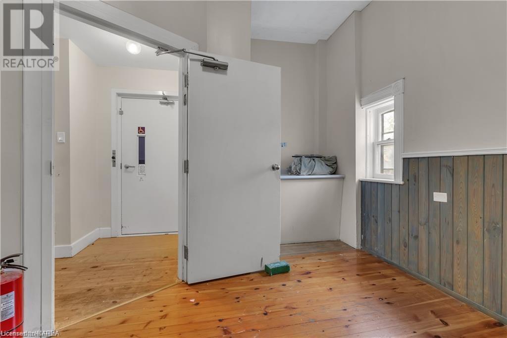 231 DUNDAS Street W