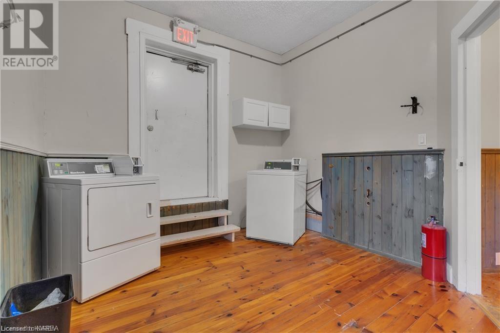 231 DUNDAS Street W