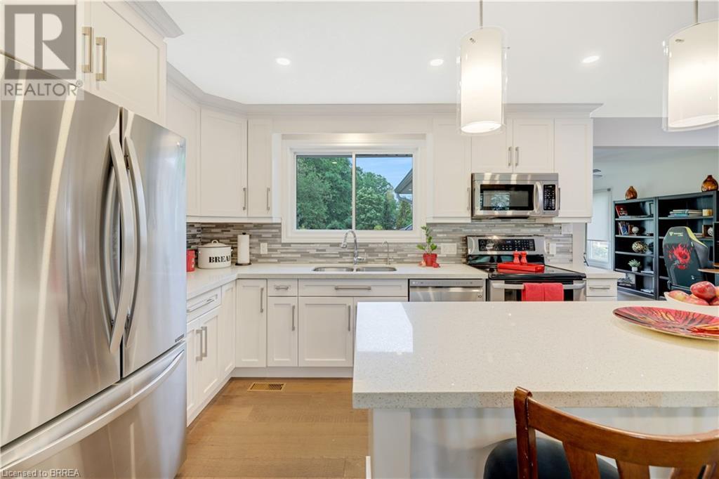 66 DUNDAS Street W
