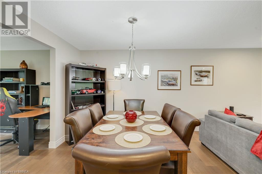 66 DUNDAS Street W