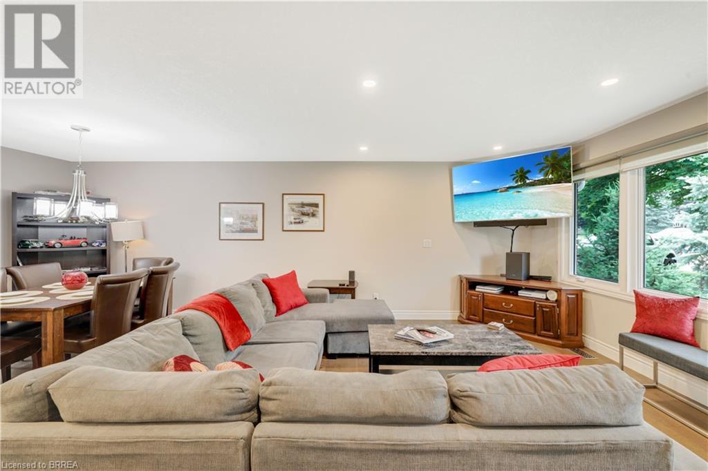 66 DUNDAS Street W