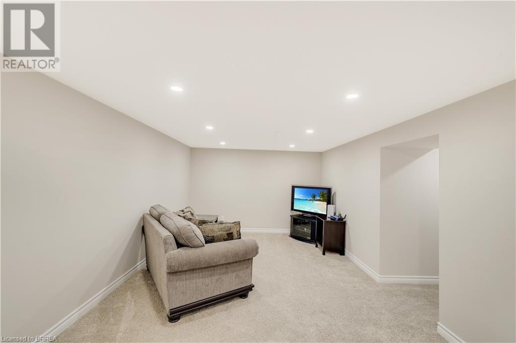 66 DUNDAS Street W