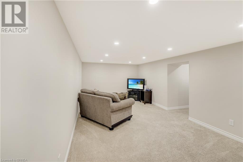 66 DUNDAS Street W