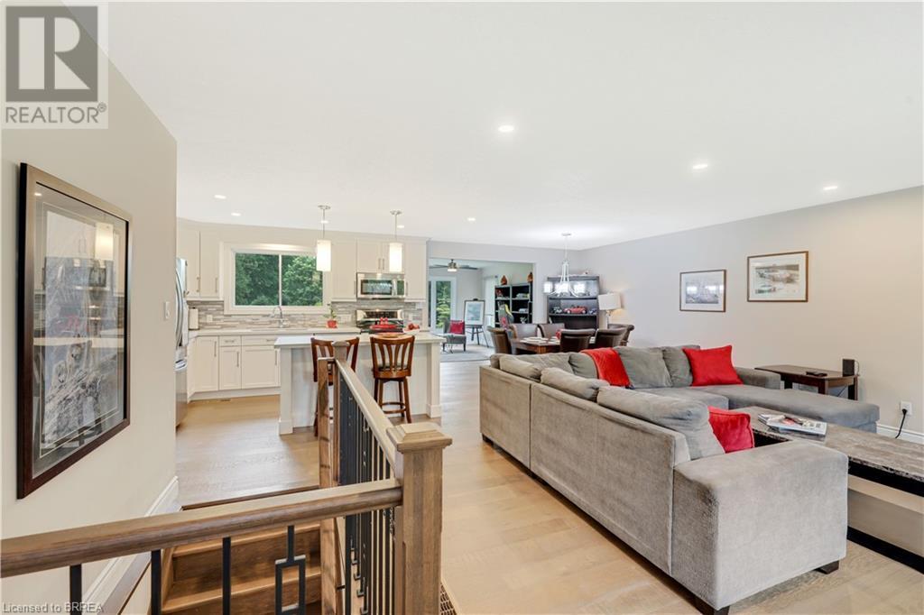 66 DUNDAS Street W