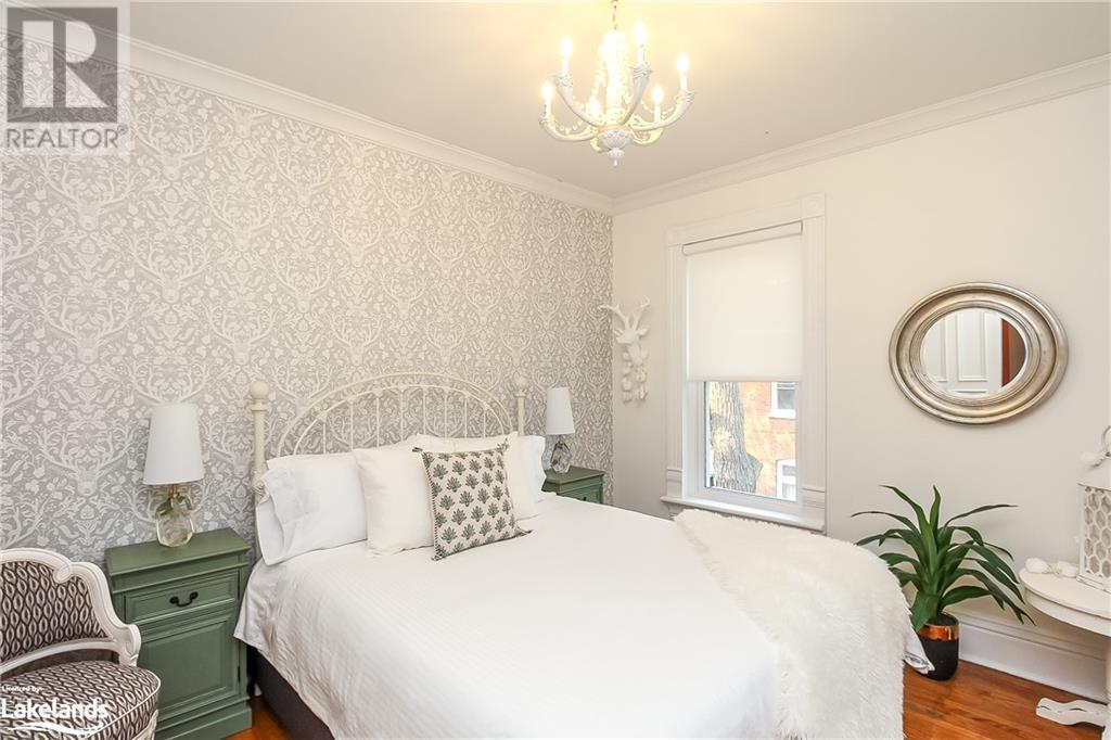 27 COLLINGWOOD Street W