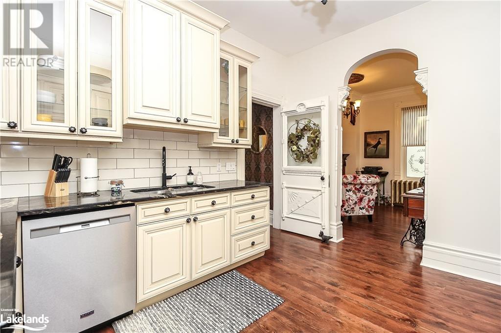 27 COLLINGWOOD Street W