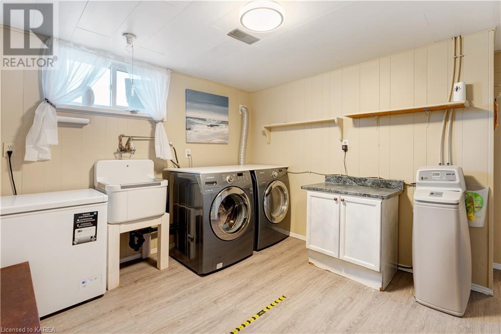 470 DUNDAS Street W