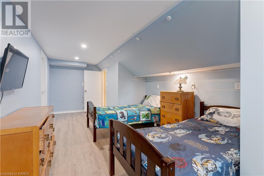 470 DUNDAS Street W