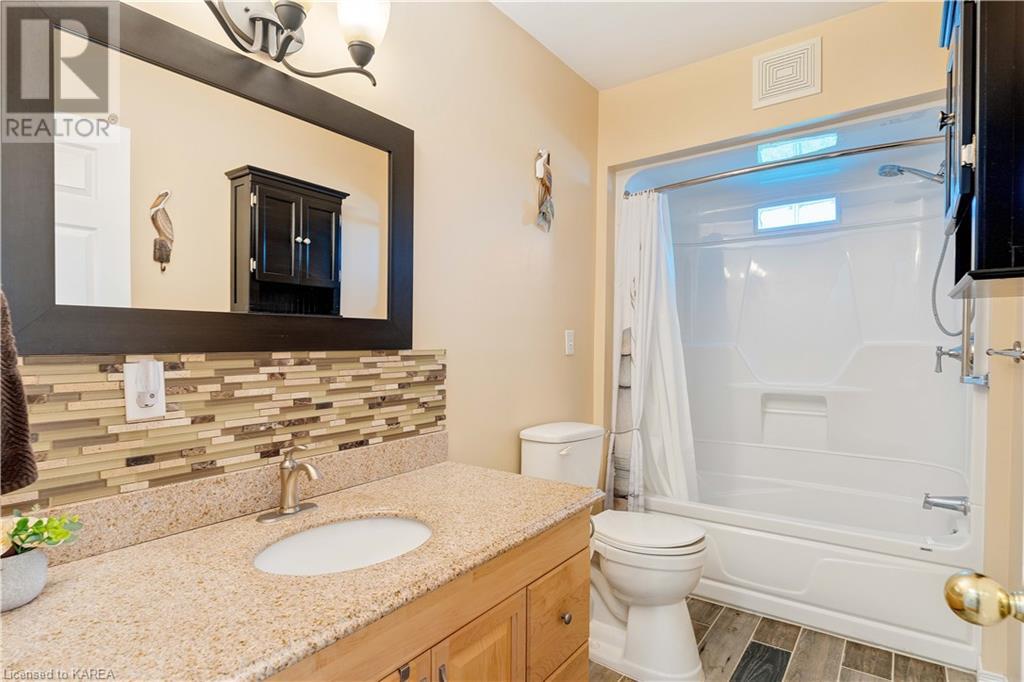 470 DUNDAS Street W