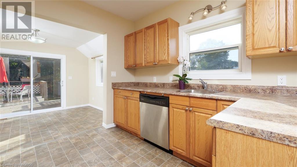 571 9TH STREET 'A' W
