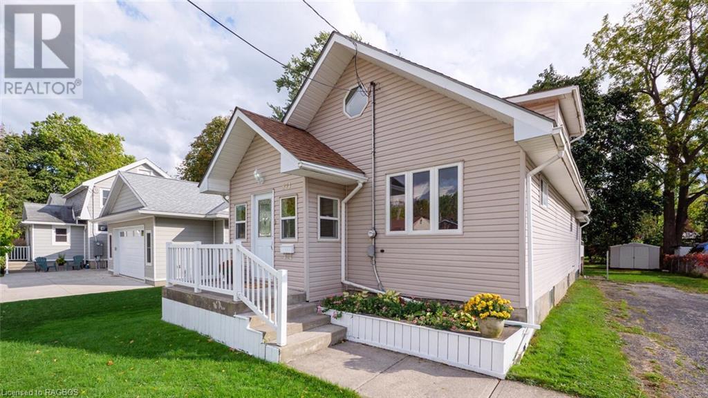 571 9TH STREET 'A' W