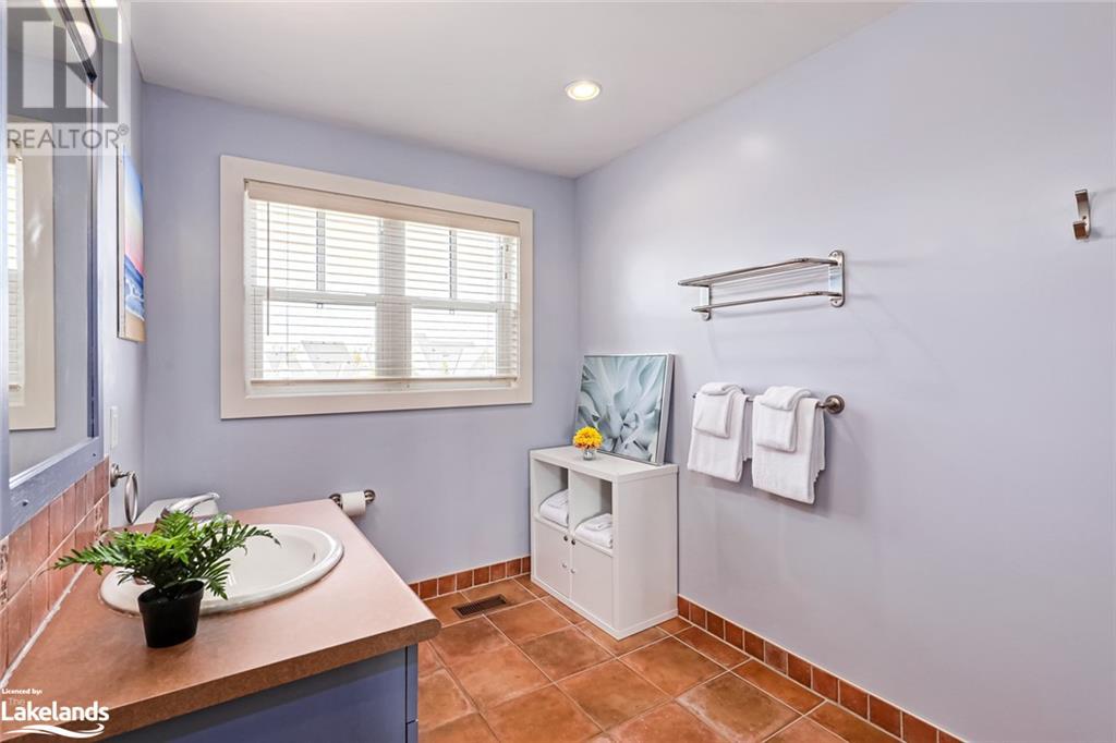 125 FAIRWAY Court Unit# 221