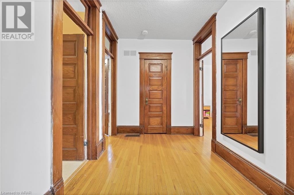 16 YOUNG Street E