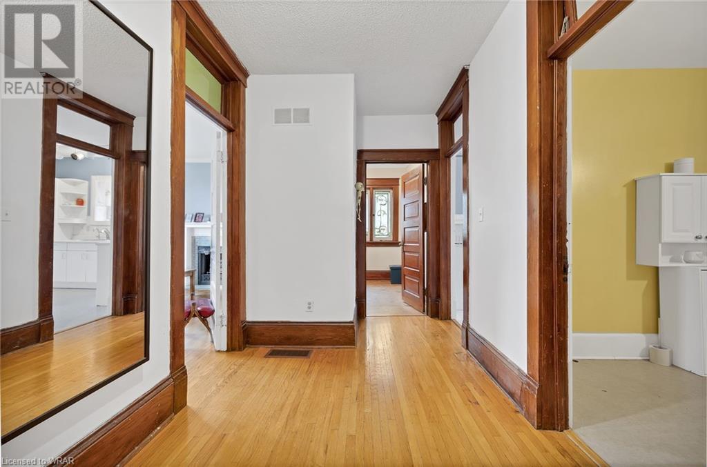 16 YOUNG Street E