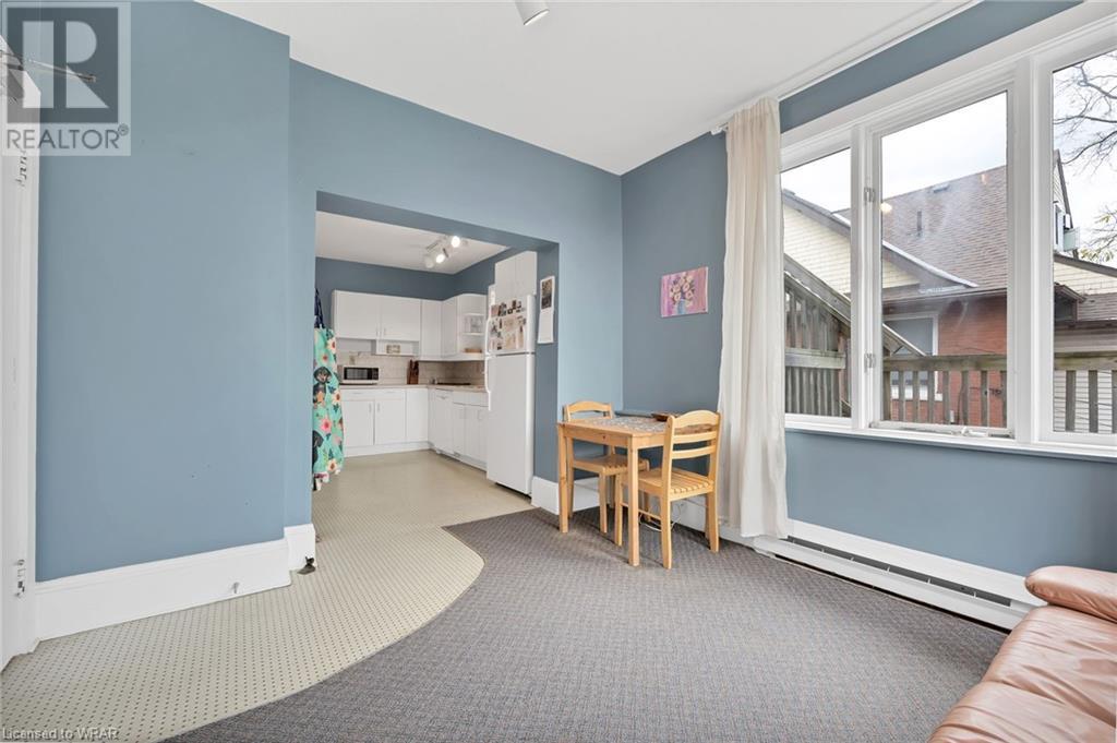 16 YOUNG Street E