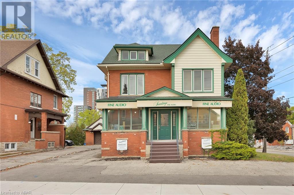 16 YOUNG Street E